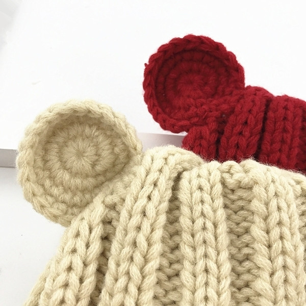 Бебешка плетена шапка с връзки и ушички