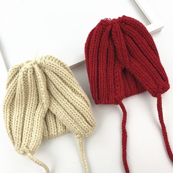 Бебешка плетена шапка с връзки и ушички