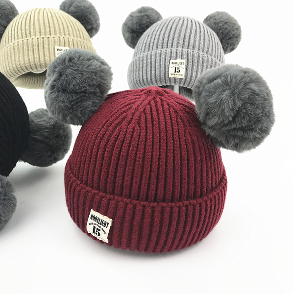 Бебешка стилна шапка за зимата с пухени топчета