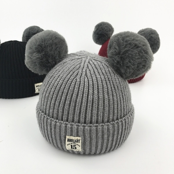 Бебешка стилна шапка за зимата с пухени топчета