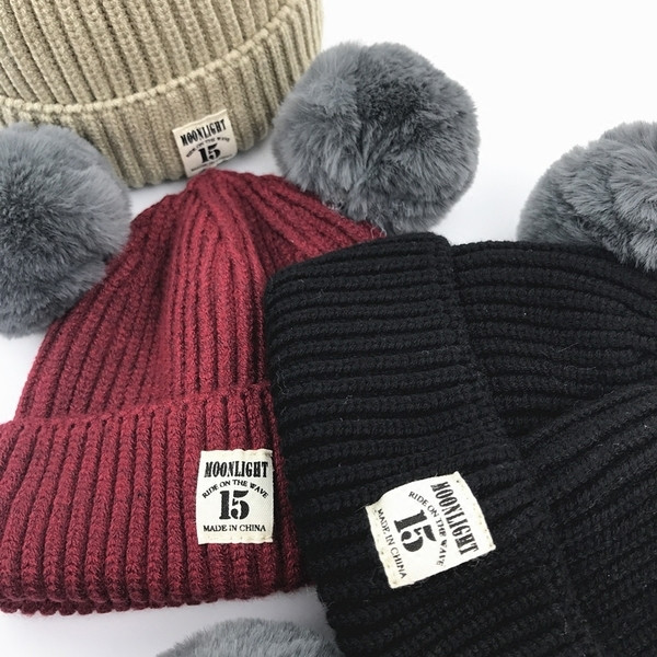 Бебешка стилна шапка за зимата с пухени топчета