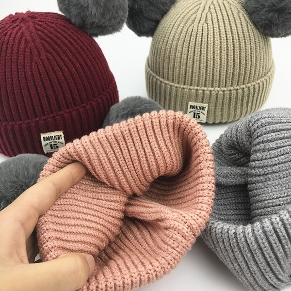 Бебешка стилна шапка за зимата с пухени топчета