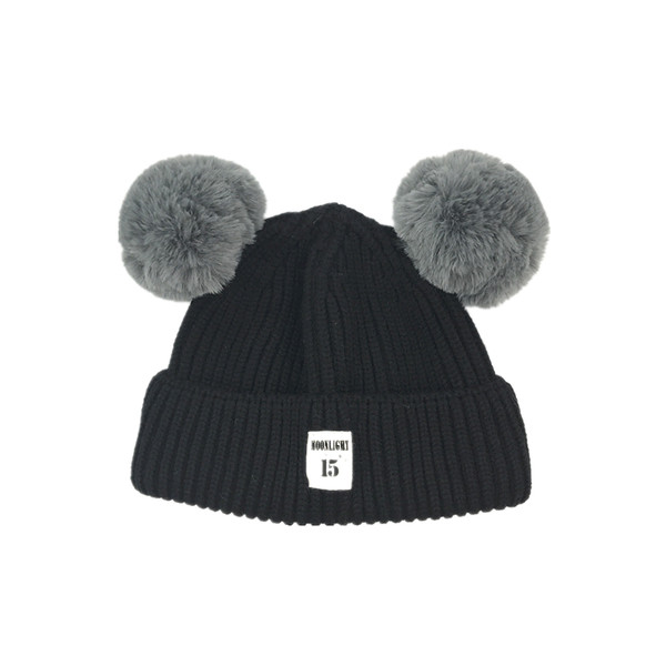 Бебешка стилна шапка за зимата с пухени топчета