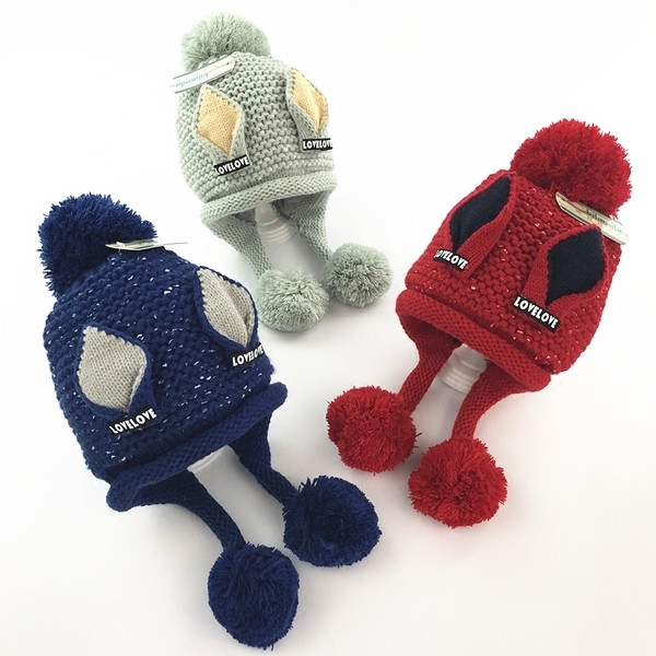 Детска зимна шапка с пухени топчета в пет цвята