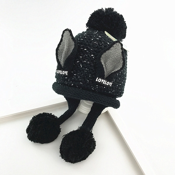 Детска зимна шапка с пухени топчета в пет цвята