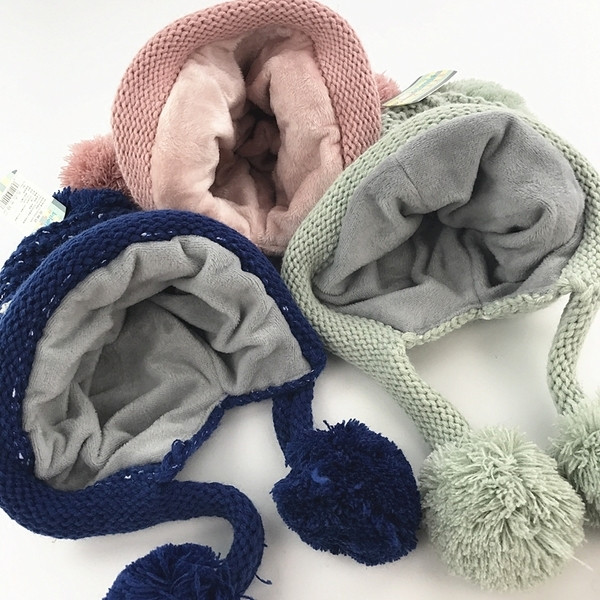 Детска зимна шапка с пухени топчета в пет цвята