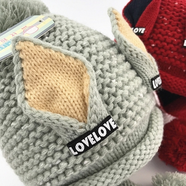 Детска зимна шапка с пухени топчета в пет цвята