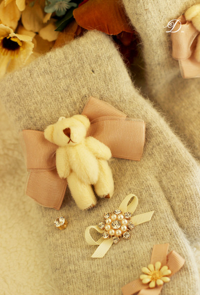 Стилни дамски ръкавици с декорации в сив цвят