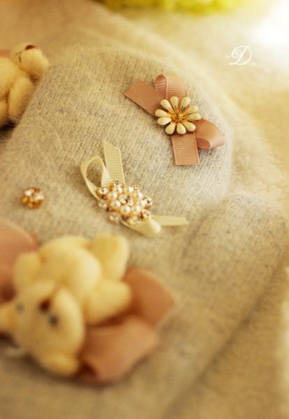 Стилни дамски ръкавици с декорации в сив цвят