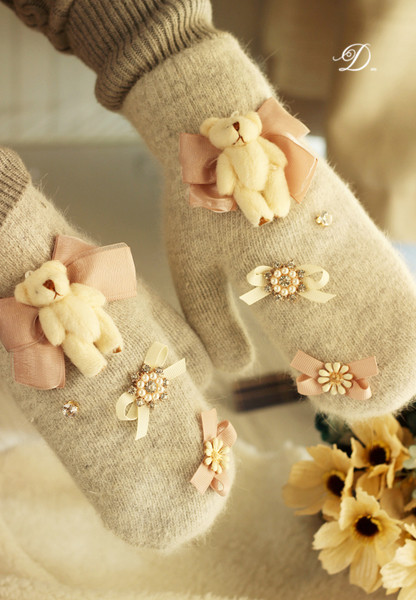 Стилни дамски ръкавици с декорации в сив цвят