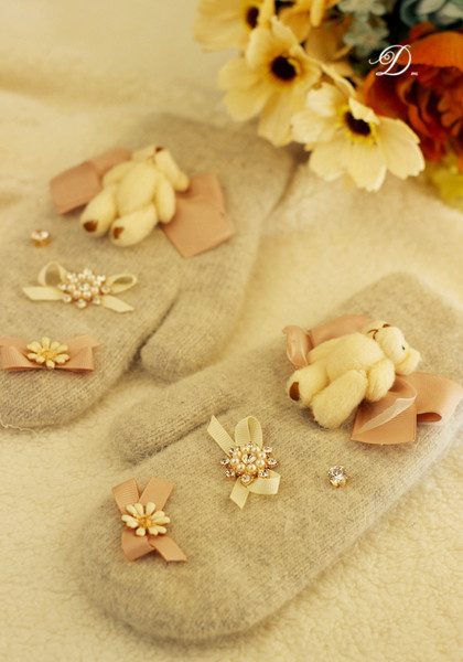 Стилни дамски ръкавици с декорации в сив цвят