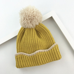 Плетена зимна шапка в различни цветове с пухче