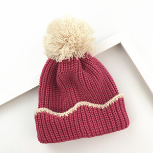 Плетена зимна шапка в различни цветове с пухче
