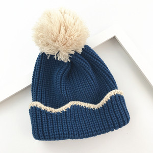 Плетена зимна шапка в различни цветове с пухче