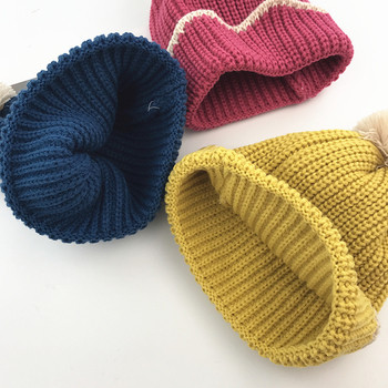 Плетена зимна шапка в различни цветове с пухче