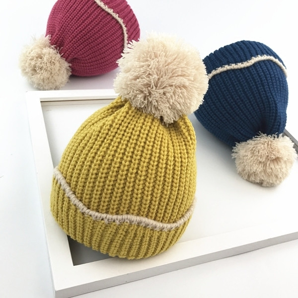 Плетена зимна шапка в различни цветове с пухче