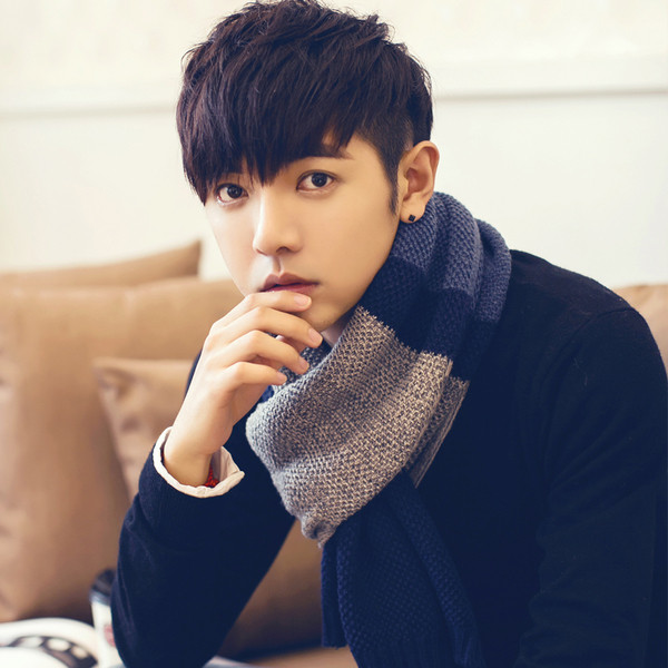 Κομψή κασκόλ χειμώνα σε διάφορα χρώματα