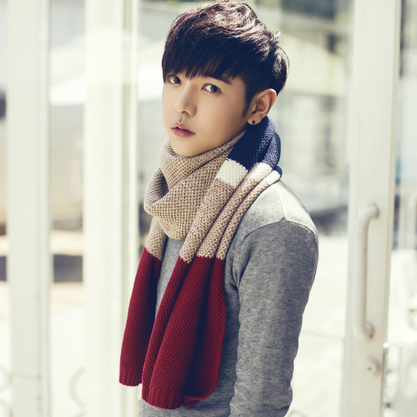 Κομψή κασκόλ χειμώνα σε διάφορα χρώματα