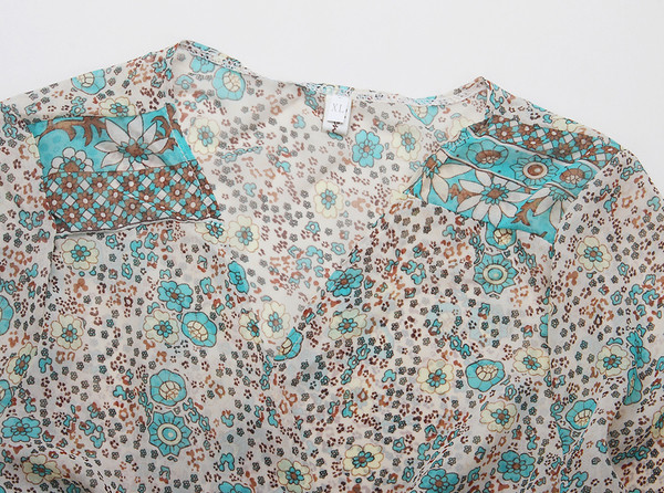 Κομψή μακρύ φόρεμα με δαντέλα και V-neckline