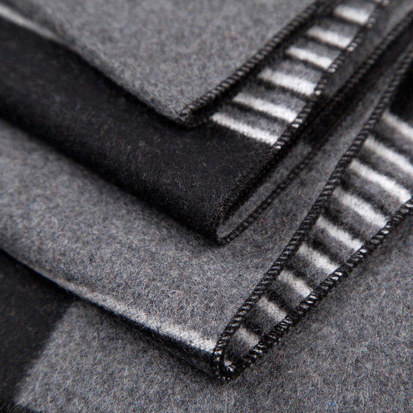 Елегантен мъжки есенно-зимен шал в сив цвят