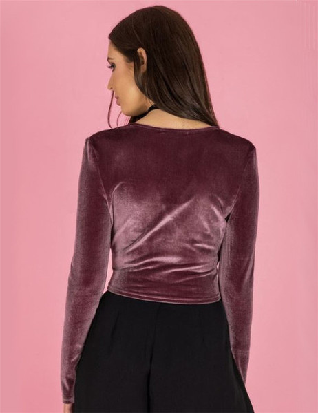 Κομψή μπλούζα με κοντό μανίκι με ντεκολτέ σε σχήμα V