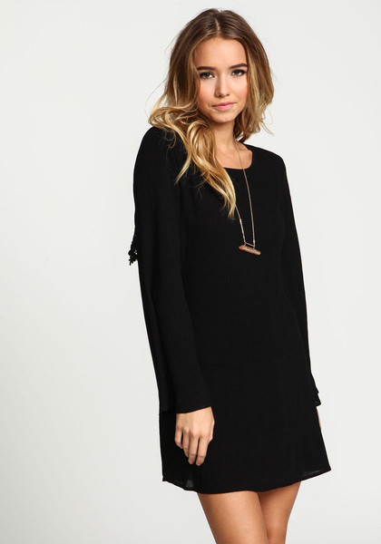 Γυναικεία φόρεμα με γυμνό πίσω σε λευκό και μαύρο