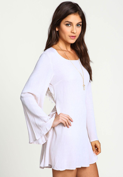 Γυναικεία φόρεμα με γυμνό πίσω σε λευκό και μαύρο