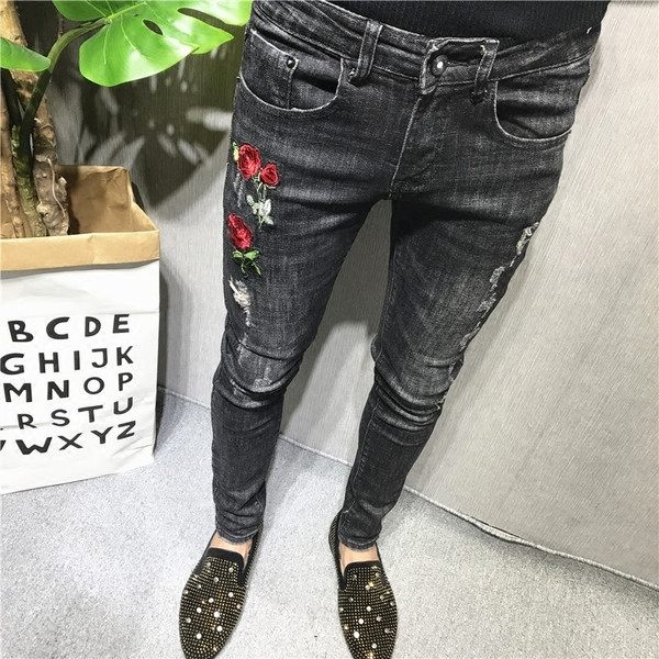 Спортно-елегантни мъжки дънки с малки кръпки и красива бродерия в черен цвят