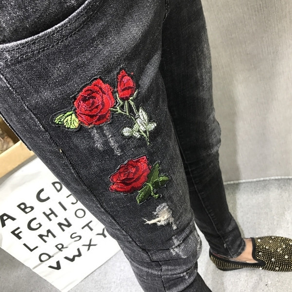 Спортно-елегантни мъжки дънки с малки кръпки и красива бродерия в черен цвят