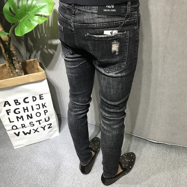 Спортно-елегантни мъжки дънки с малки кръпки и красива бродерия в черен цвят