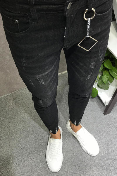 Κομψά μαύρα τζιν ανδρικά με μεταλλική διακόσμηση