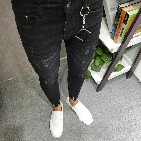 Κομψά μαύρα τζιν ανδρικά με μεταλλική διακόσμηση