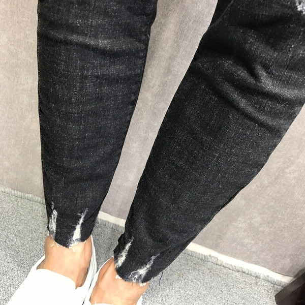 Κομψά μαύρα τζιν ανδρικά με μεταλλική διακόσμηση