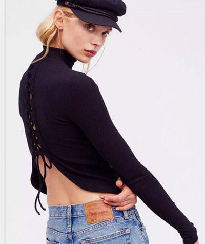 Дамска slim блуза с гол гръб с връзки и поло яка