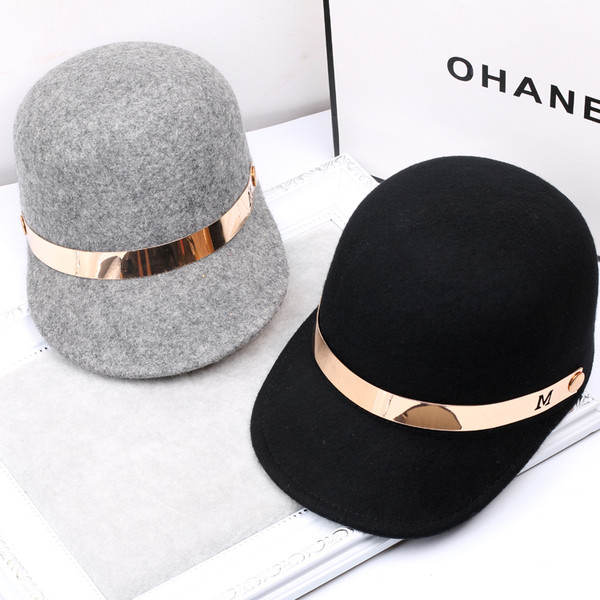 Стилна дамска щапка с козирка в два цвята с метална декорация