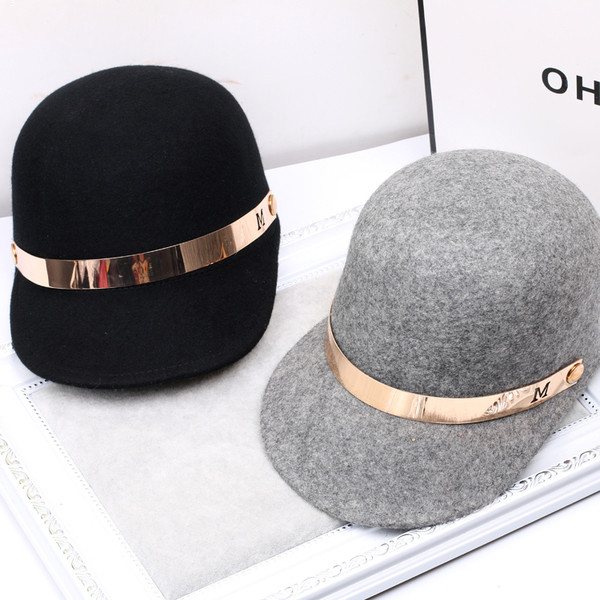 Стилна дамска щапка с козирка в два цвята с метална декорация