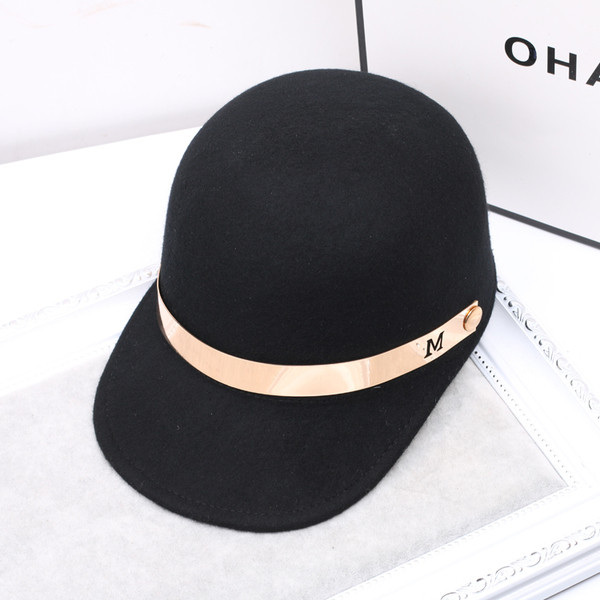 Стилна дамска щапка с козирка в два цвята с метална декорация