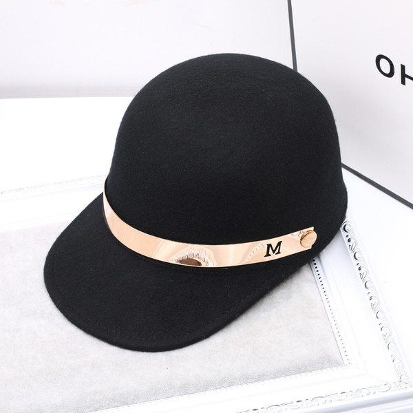 Стилна дамска щапка с козирка в два цвята с метална декорация