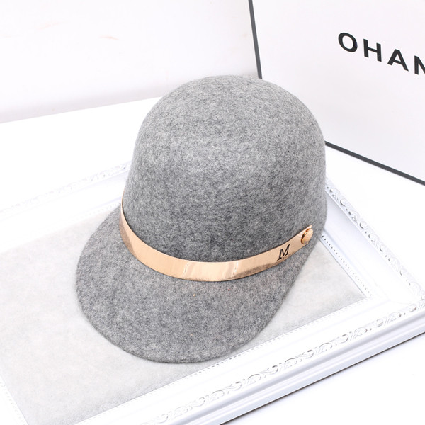 Стилна дамска щапка с козирка в два цвята с метална декорация