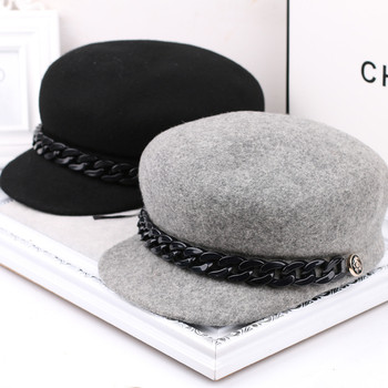 Σπορ-κομψό θηλυκό καπέλο σε γκρι και μαύρο χρώμα με μεταλλική διακόσμηση