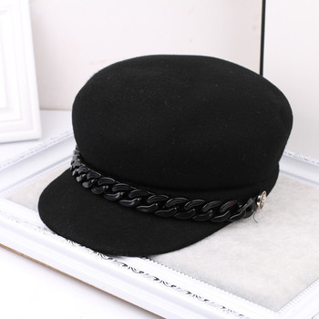 Σπορ-κομψό θηλυκό καπέλο σε γκρι και μαύρο χρώμα με μεταλλική διακόσμηση
