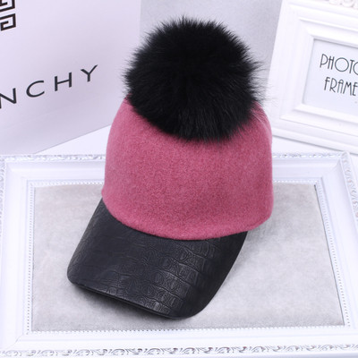 Ежедневна дамска шапка с козирка и пух в много цветове