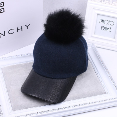 Ежедневна дамска шапка с козирка и пух в много цветове