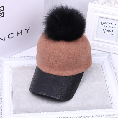 Ежедневна дамска шапка с козирка и пух в много цветове