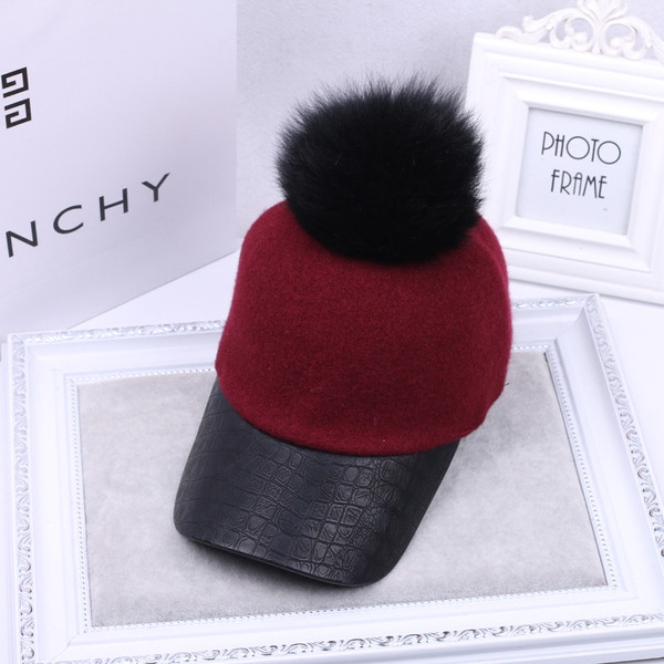 Ежедневна дамска шапка с козирка и пух в много цветове