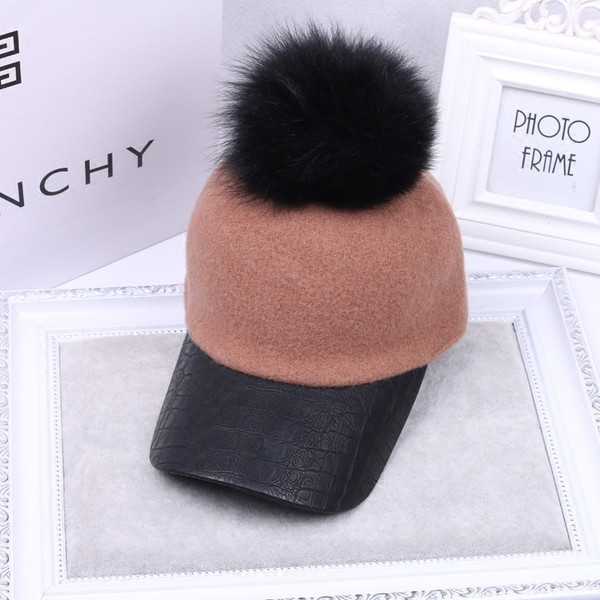 Ежедневна дамска шапка с козирка и пух в много цветове