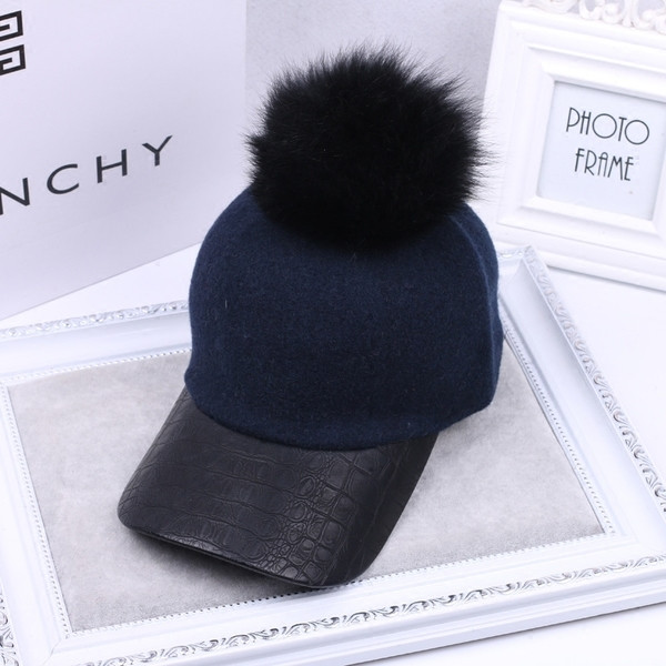 Ежедневна дамска шапка с козирка и пух в много цветове