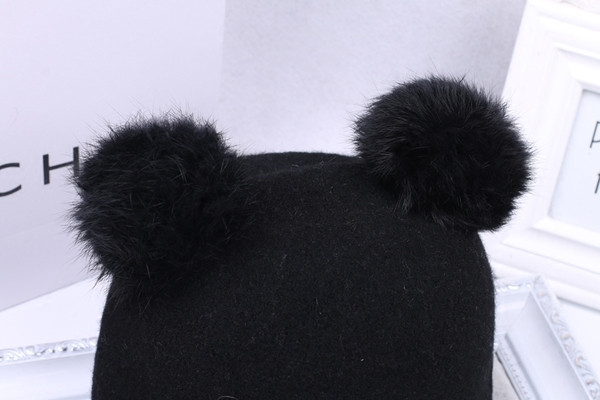 Дамска шапка с козирка и две пухчета в черен цвят