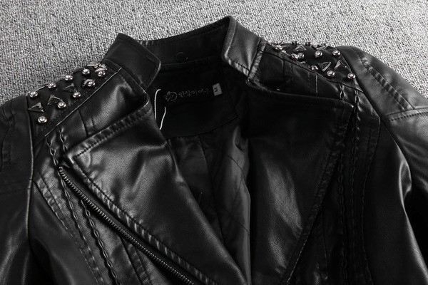 Κομψό δερμάτινο σακάκι από κυρίες με διακοσμητικά πριτσίνια και κολάρο χνουδιού σε τρία χρώματα