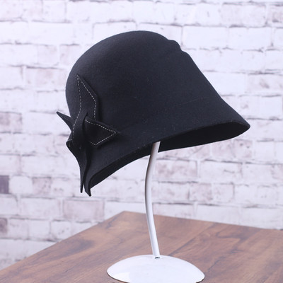 Κομψό καπέλο σε δύο χρώματα με διακόσμηση